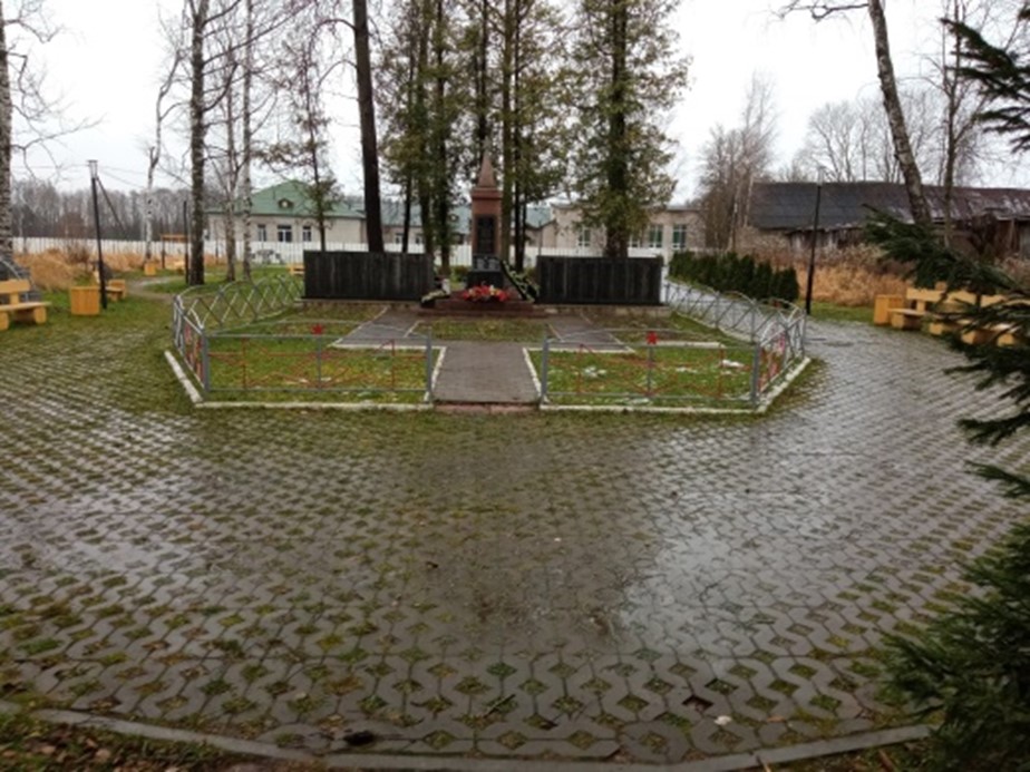 Воинское захоронение №7 – воинское кладбище в центре д. Изборск